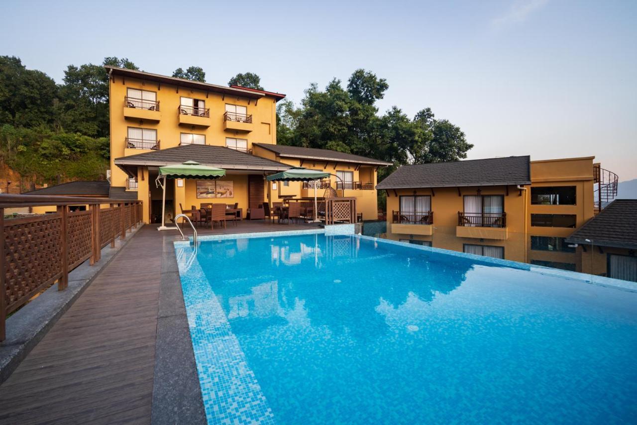Bar Peepal Resort Pokhara Eksteriør billede The swimming pool at the resort