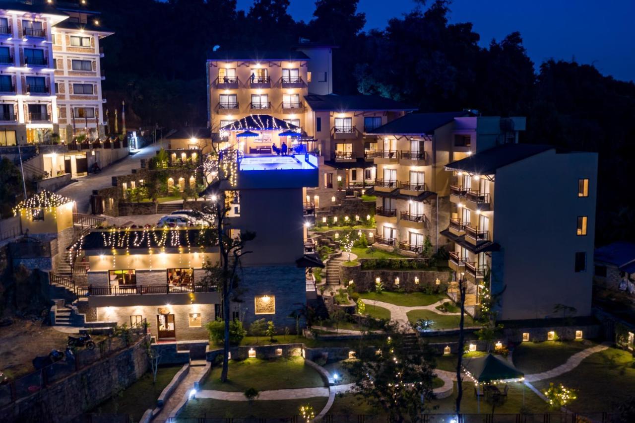 Bar Peepal Resort Pokhara Eksteriør billede The resort at night