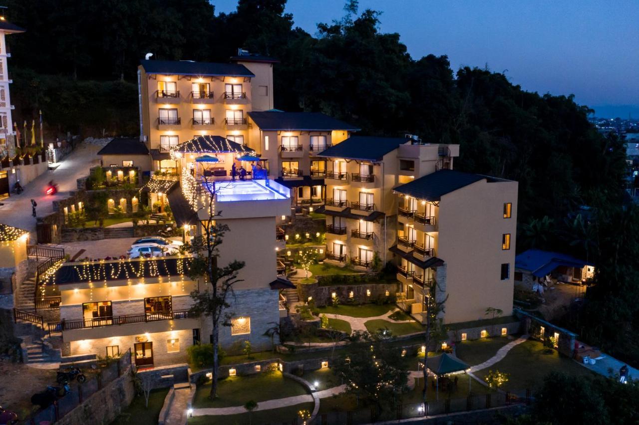 Bar Peepal Resort Pokhara Eksteriør billede The resort at night