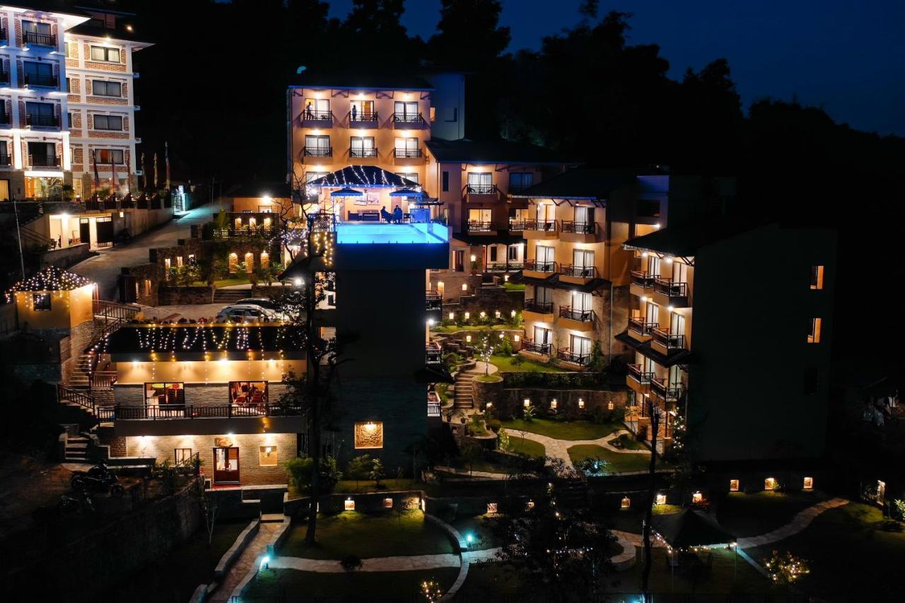 Bar Peepal Resort Pokhara Eksteriør billede The resort at night