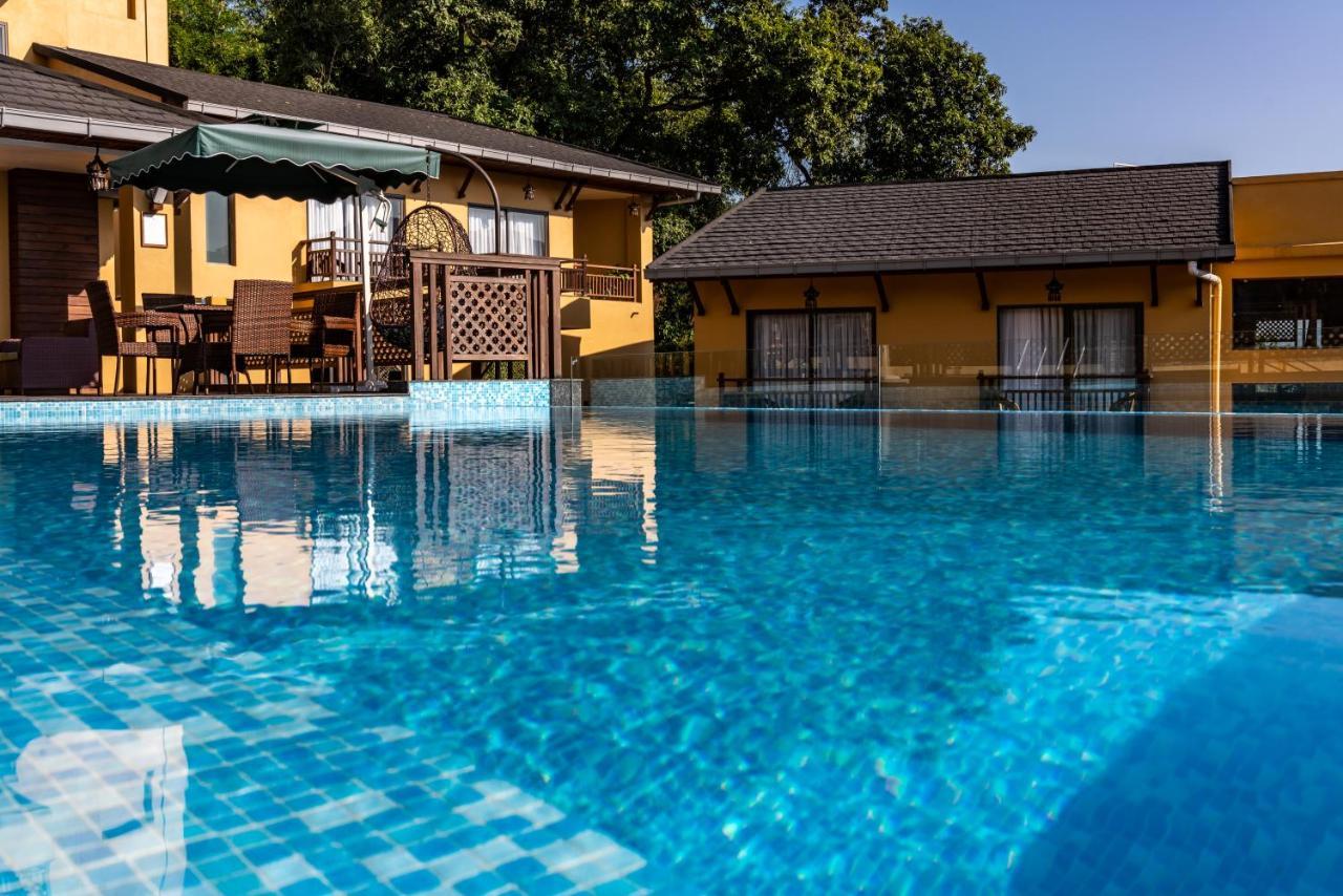 Bar Peepal Resort Pokhara Eksteriør billede The swimming pool at the hotel