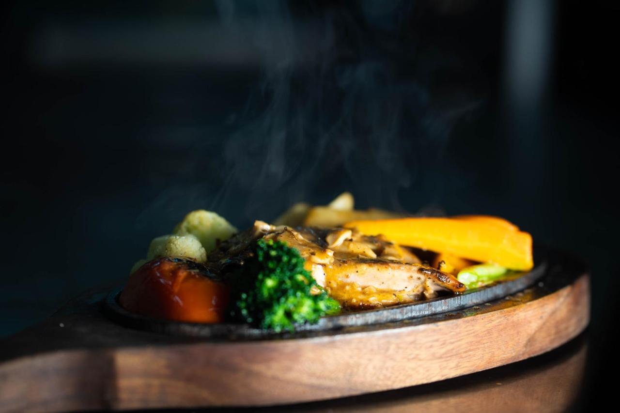 Bar Peepal Resort Pokhara Eksteriør billede A sizzler