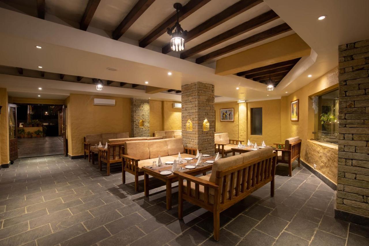 Bar Peepal Resort Pokhara Eksteriør billede The restaurant at the resort