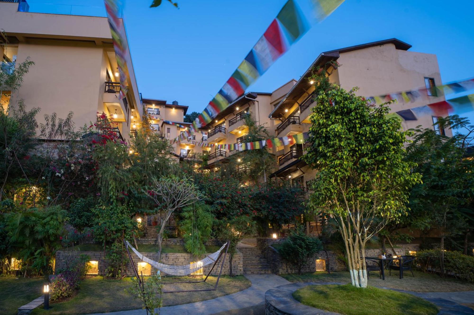 Bar Peepal Resort Pokhara Eksteriør billede The hotel at night