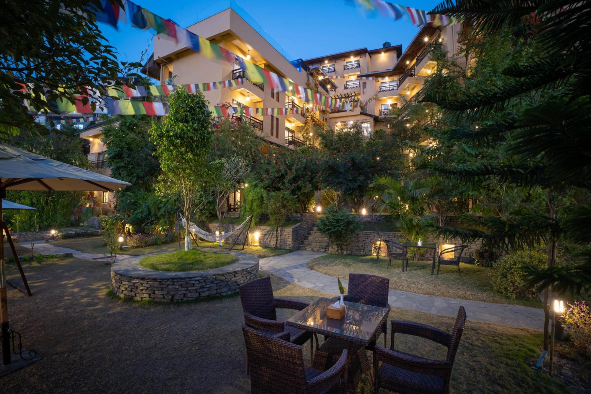 Bar Peepal Resort Pokhara Eksteriør billede The hotel's courtyard