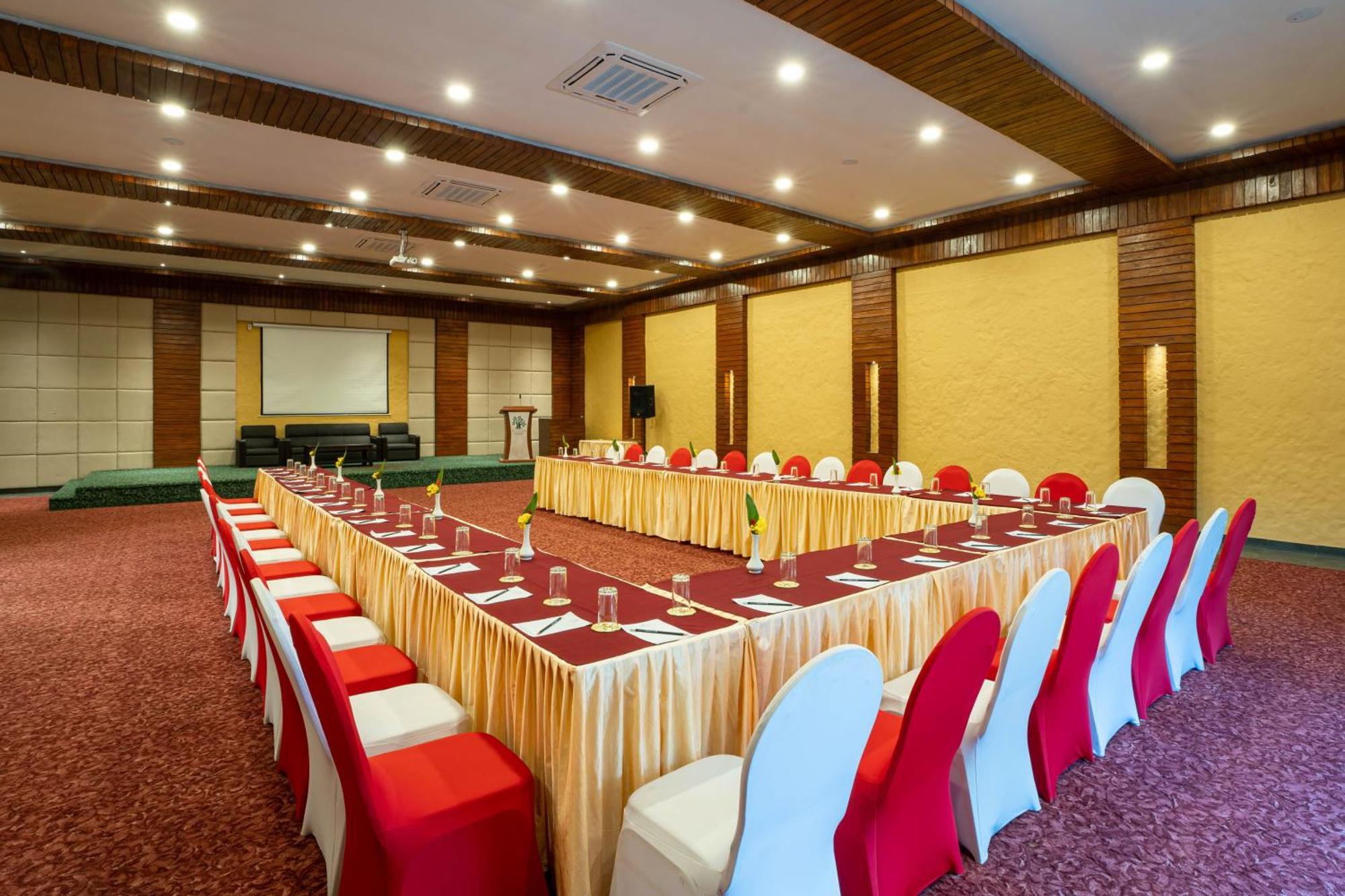 Bar Peepal Resort Pokhara Eksteriør billede Meeting room