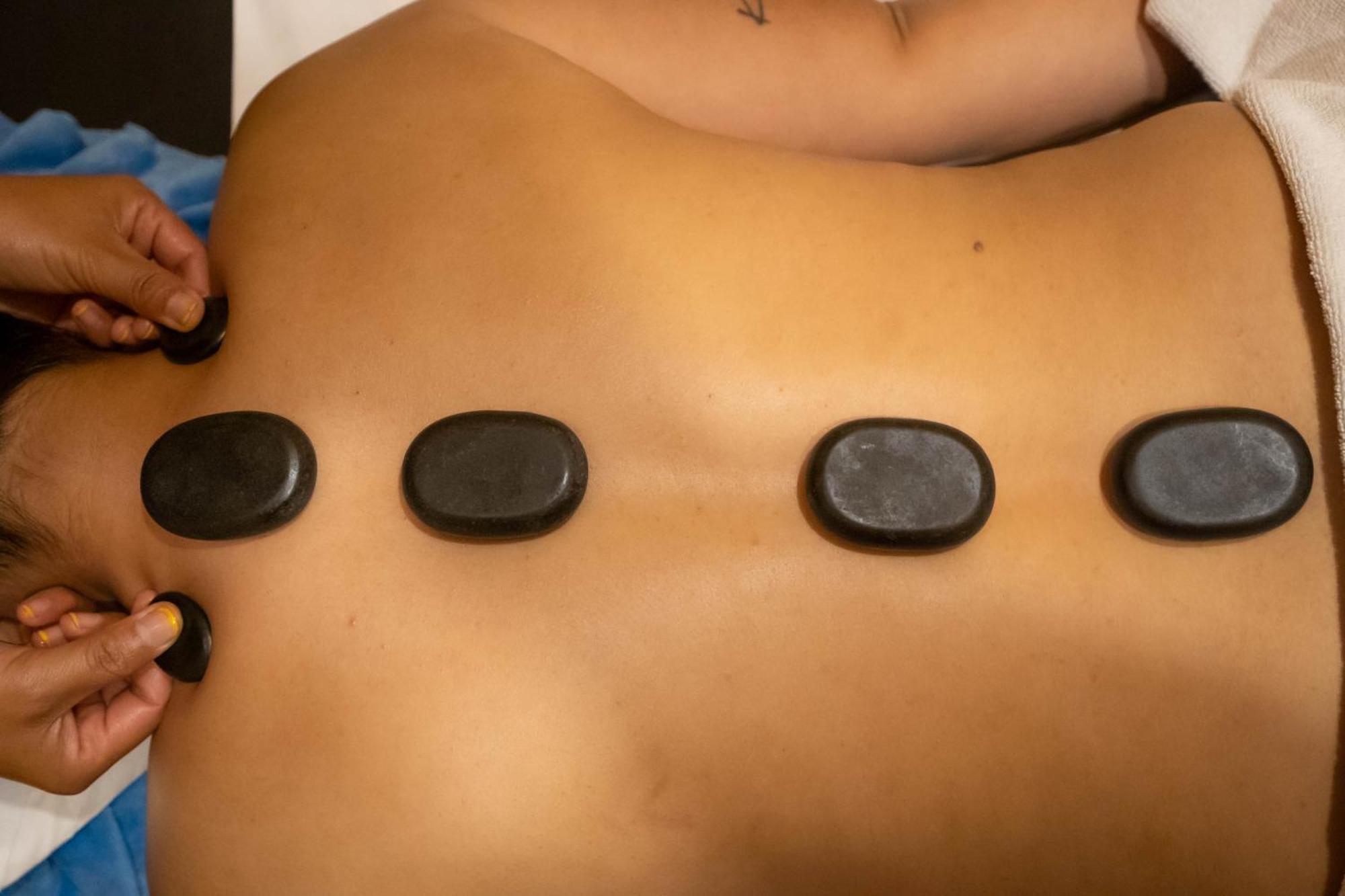 Bar Peepal Resort Pokhara Eksteriør billede Hot stone massage