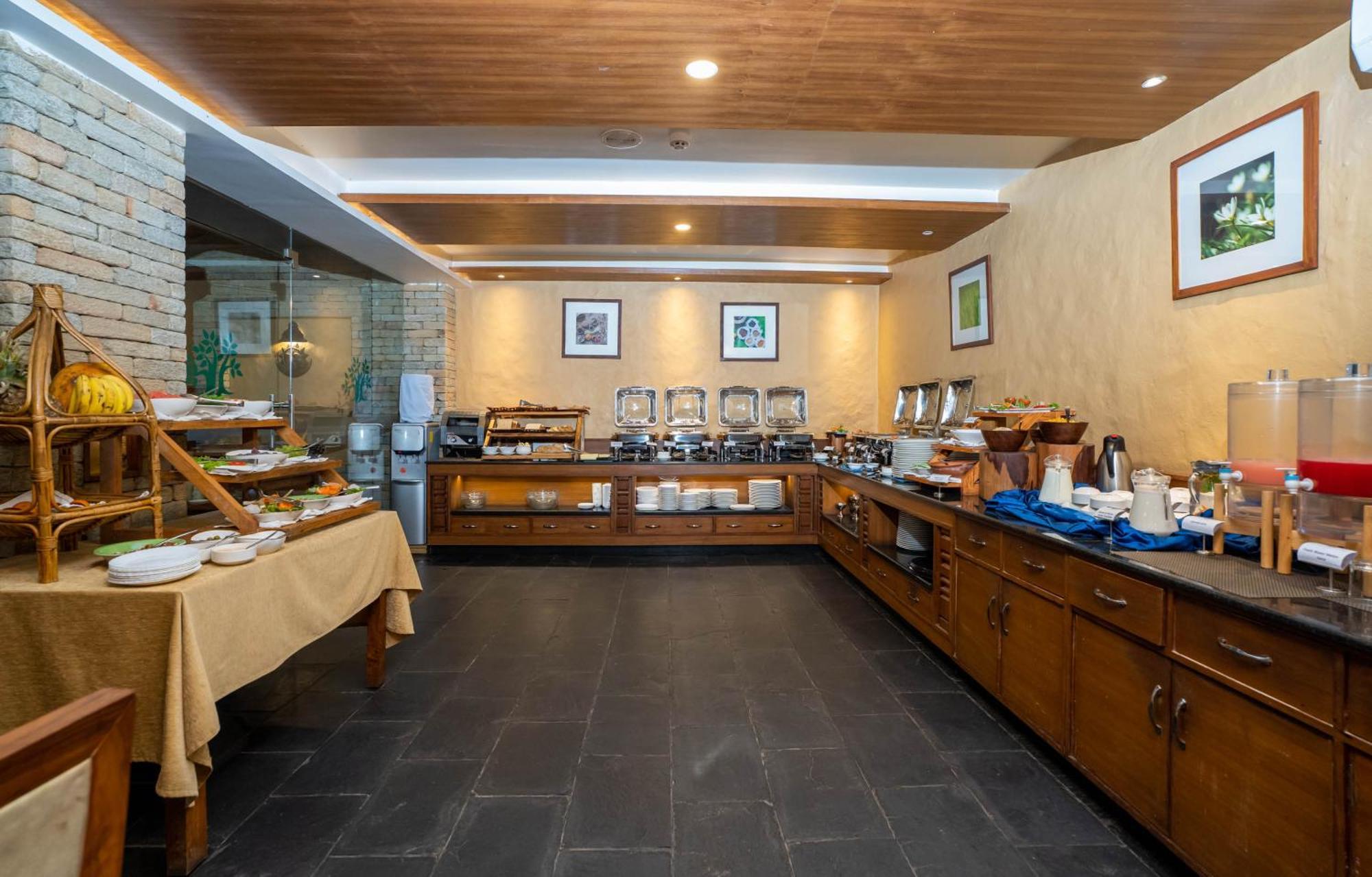 Bar Peepal Resort Pokhara Eksteriør billede The buffet at the restaurant