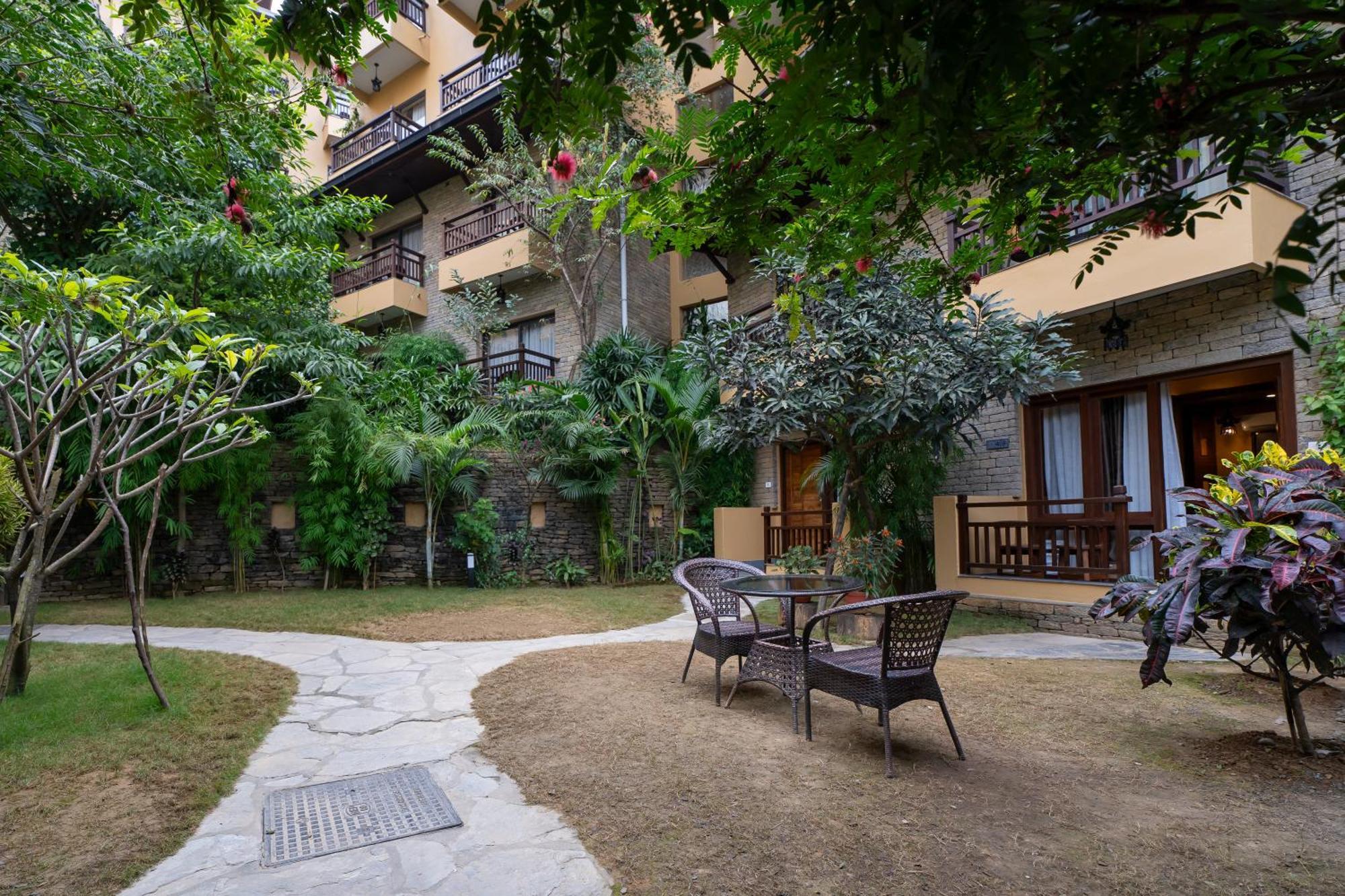 Bar Peepal Resort Pokhara Eksteriør billede The hotel's garden
